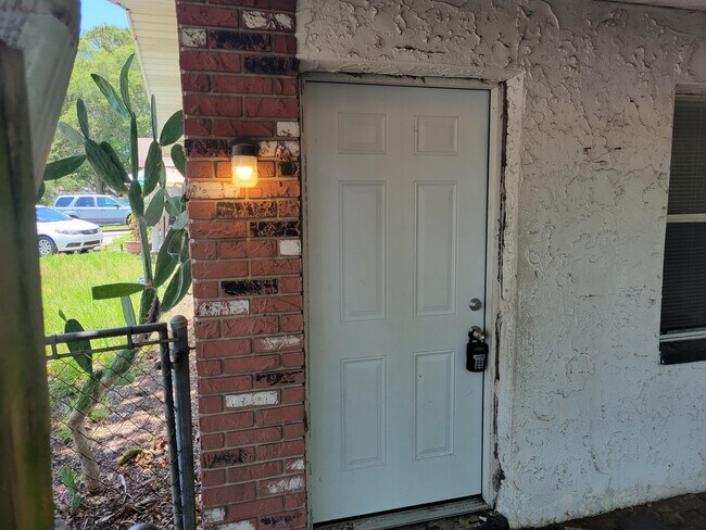 Foto del edificio - 3135 Pine Tree Ave