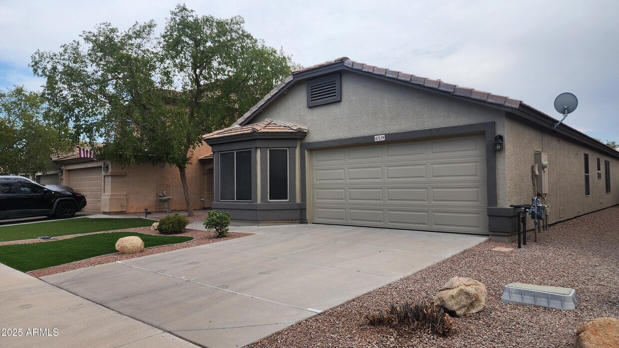 Primary Photo - 42539 W Hillman Dr