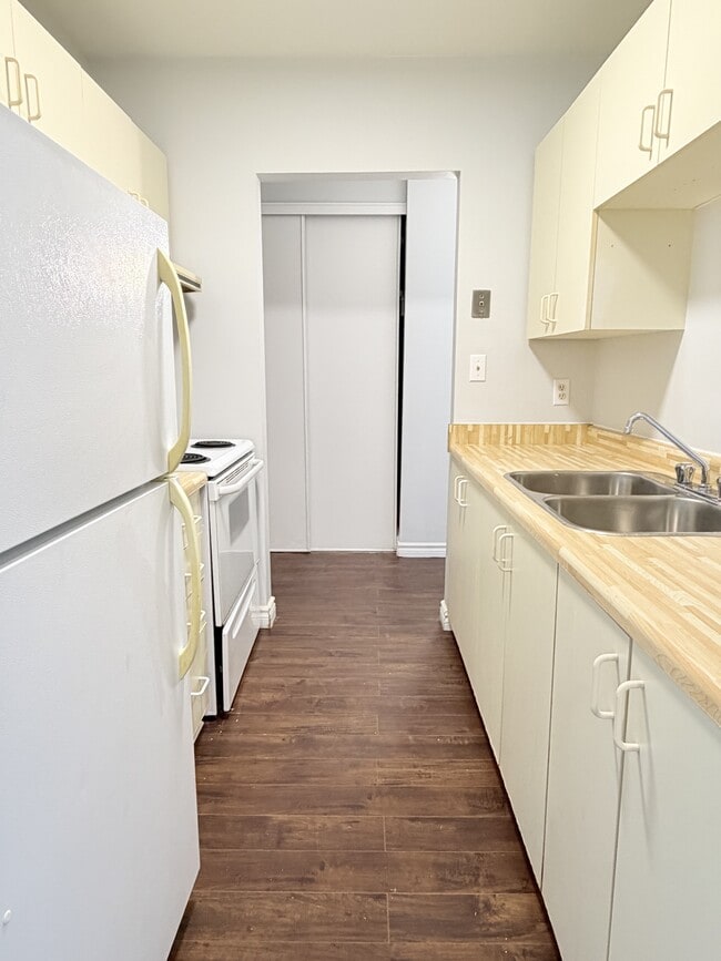 Building Photo - 2940 Elsmere Ave