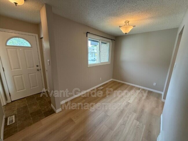 Photo du bâtiment - 3213-3142 142 Ave NW