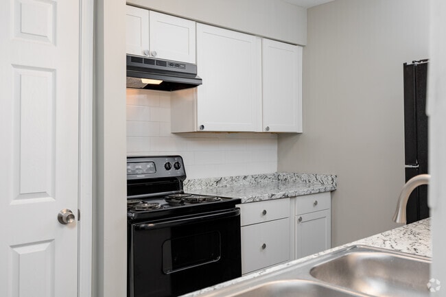 1BR, 1BA - 727SF - Kitchen - Windward Forest