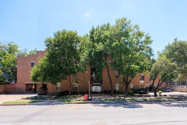 Foto del edificio - Centrally Located Near UT Campus!!!