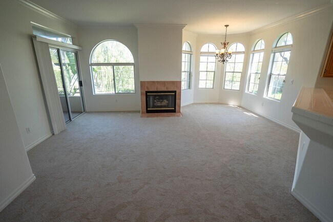Foto del edificio - Stevenson Ranch Townhome For Rent In Crown...