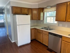 Building Photo - 2134 Oakcrest Cir