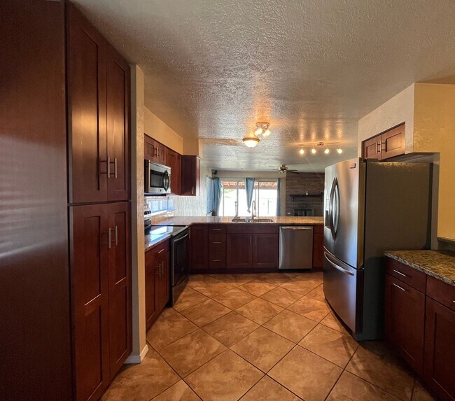 Building Photo - Spacious 4 Bedroom 2 Bathroom Home In The NE!