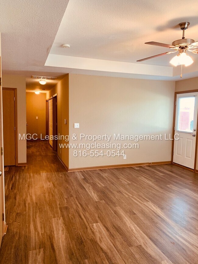 Foto del edificio - Charming Brick Ranch Duplex in the Heart of Lone Jack - Ready Now