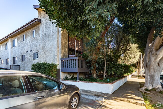 Exterior - 1828-1838 Barry Ave