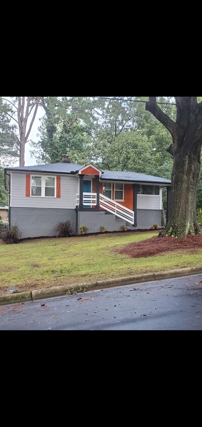 Spacious Atlanta Renovated Home - 818 Lee Andrews Ave SE