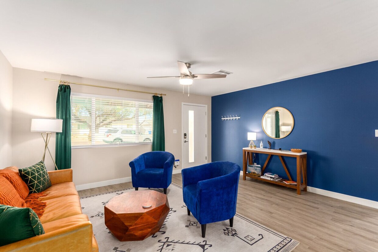 Foto principal - 955 E Marigold Ln