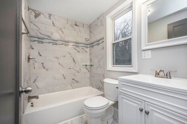 Foto del edificio - Stunning 2 bedroom home in Brookline available now!