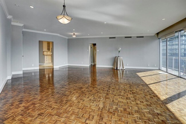 Foto del edificio - 5050 Woodway Dr