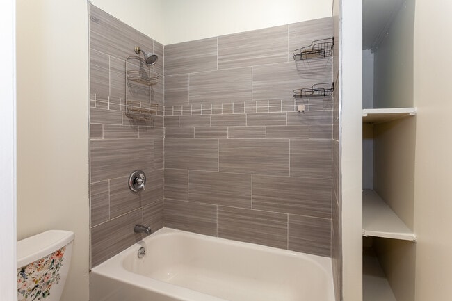 Foto del edificio - 4610 S Marshfield Ave