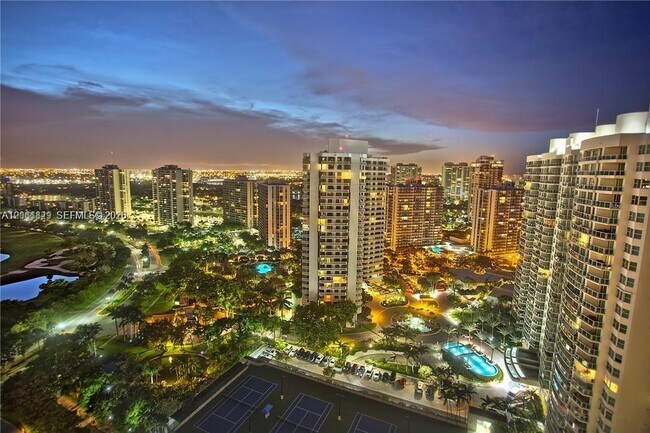 Foto del edificio - 20191 E Country Club Dr