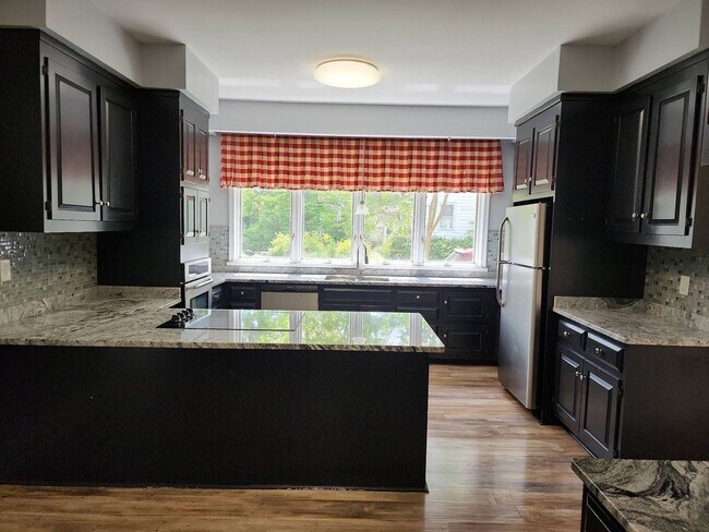 Foto del edificio - Incredible 5 Bedroom Home with Detached Garage in West Point!