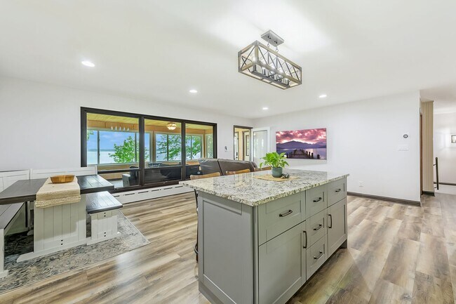 Foto del edificio - Rare green lake lake home for long term re...