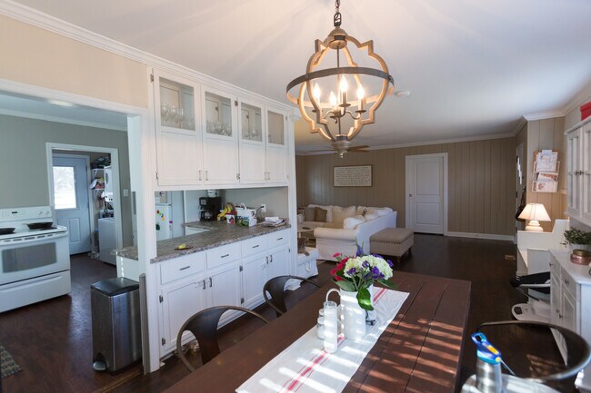 Building Photo - 3 Br home minutes away from campus!
