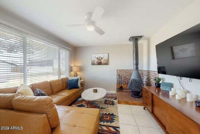Foto del edificio - Charming Tempe 3 bedroom with no carpet!