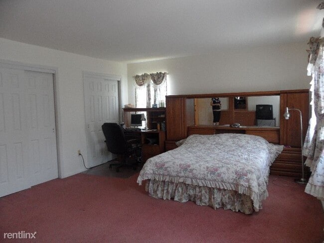 Building Photo - 4 br, 2.5 bath House - 9 Lewis street