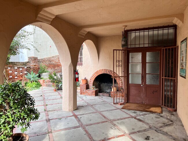 Private beach patio oasis - 3100 Manhattan Ave