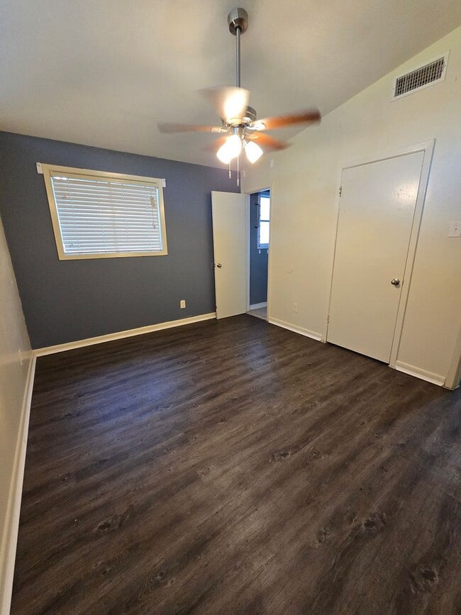 Building Photo - 3 bedroom 1.5 bathroom--Shady Grove Neighb...