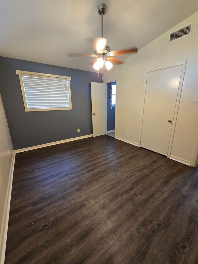 Foto del edificio - 3 bedroom 1.5 bathroom--Shady Grove Neighb...