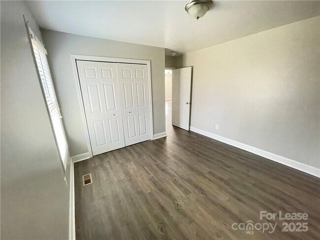 Foto del edificio - 26 E J St