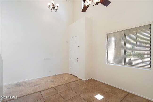 Building Photo - 3791 E Parkview Dr