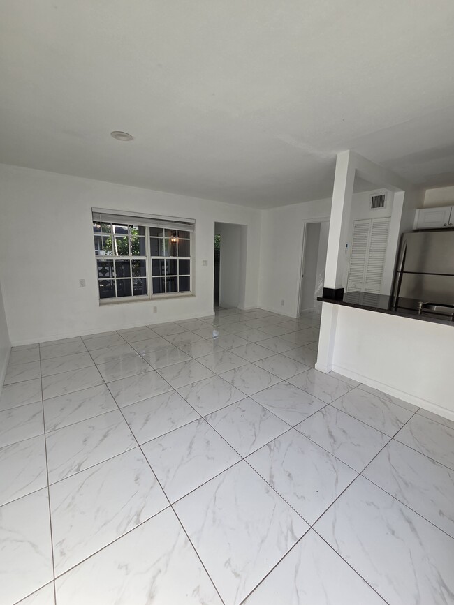 Building Photo - 902 NE 40th St