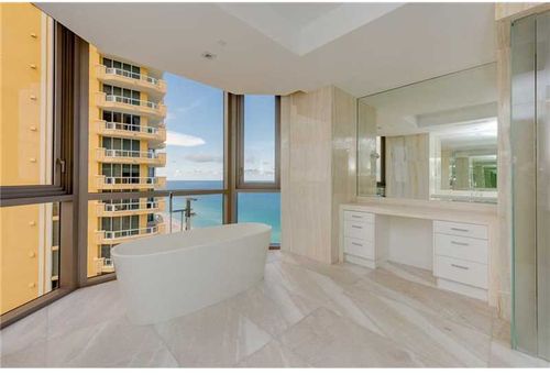 Foto del edificio - 17749 Collins Ave