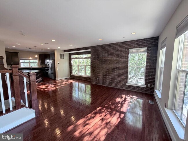 Foto del edificio - 4560 Longfellow St