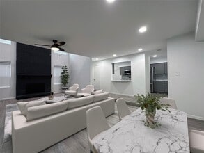 Building Photo - 5528 Beverly Hill St