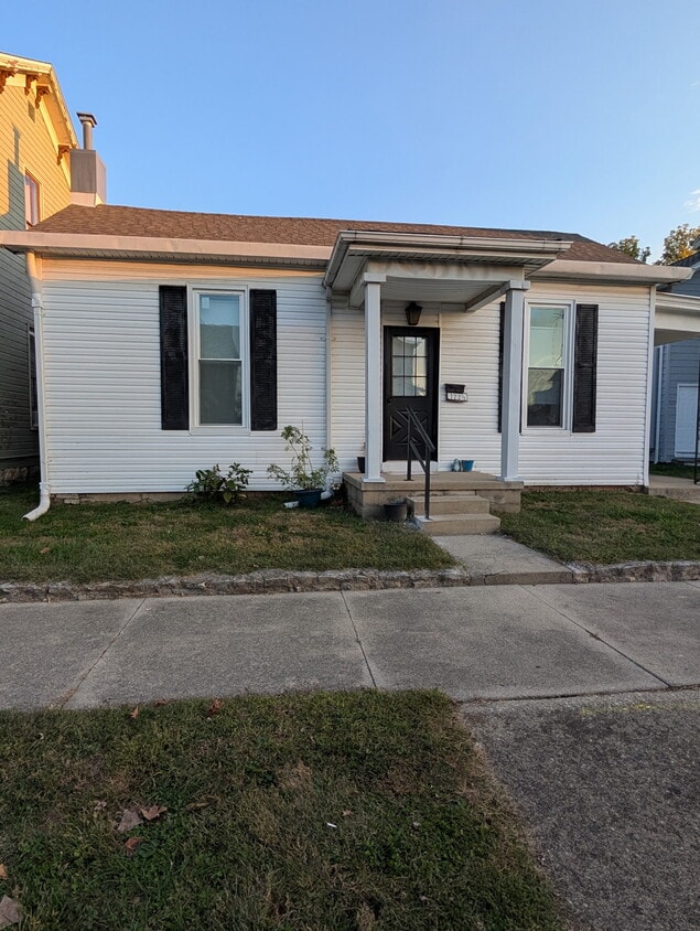 Primary Photo - 122 W Somers St