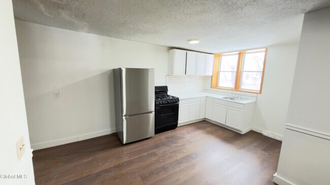 Foto del edificio - 3132 6th Ave