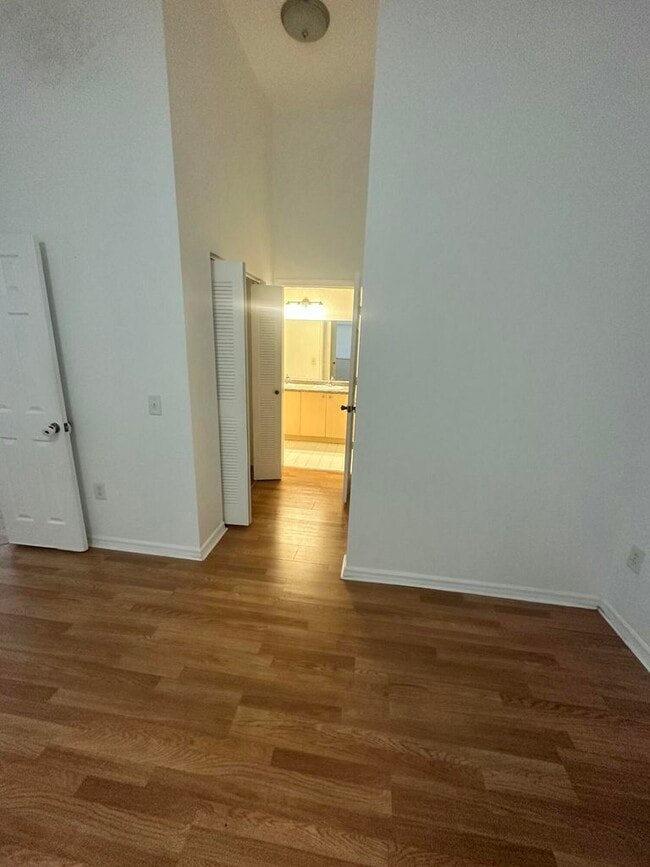 Building Photo - 220 Crestwood Cir