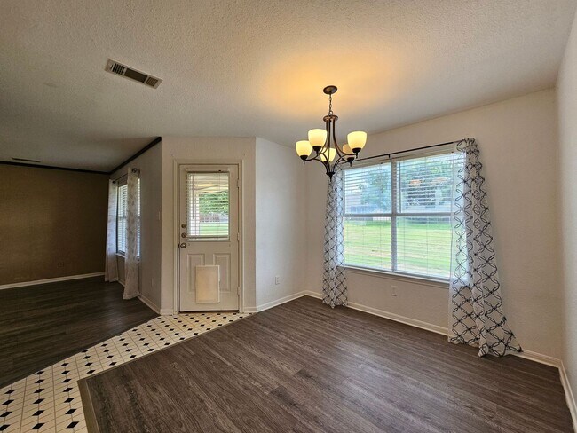 Building Photo - AMAZING RENT SPECIAL & MOVE IN READY!