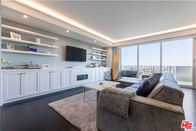 Building Photo - 818 N Doheny Dr