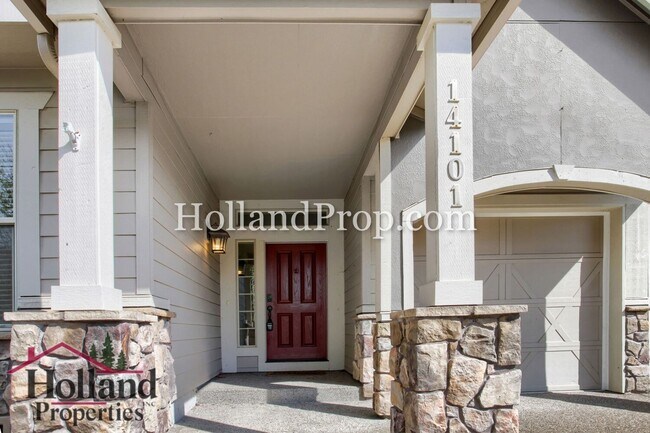 Foto del edificio - Spacious 4-Bedroom Portland Home with Fenced Yard, Fireplace & Modern Finishes!