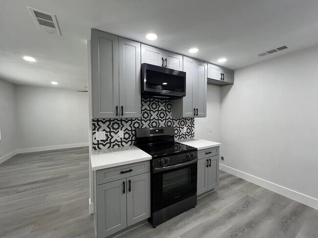 Kitchen - 657 W Parlier Ave
