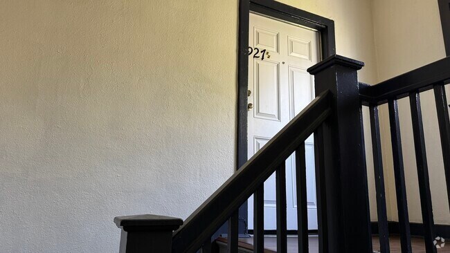 Building Photo - 925 Parkman Ave
