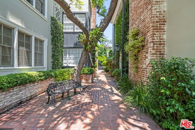 Foto del edificio - 8724 Shoreham Dr