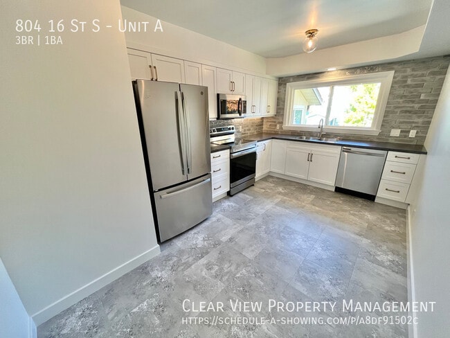 Building Photo - Freshly renovated 3 bed, 1 bath upper-leve...