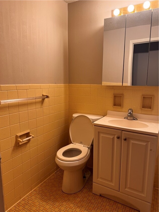 Building Photo - 809 East Ave