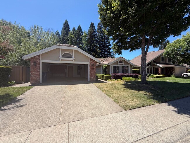 Foto del edificio - 4 bedroom | 2 bathroom | Gold River home