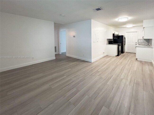 Foto del edificio - 738 NE 86th St