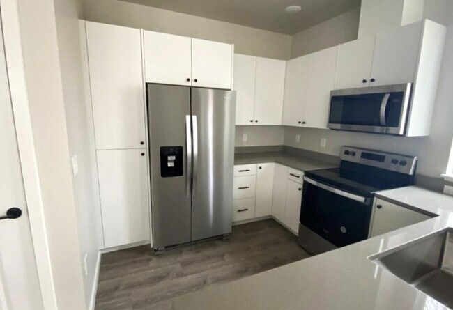 Foto del edificio - 3 Bed, 2.5 Bath Available in September!