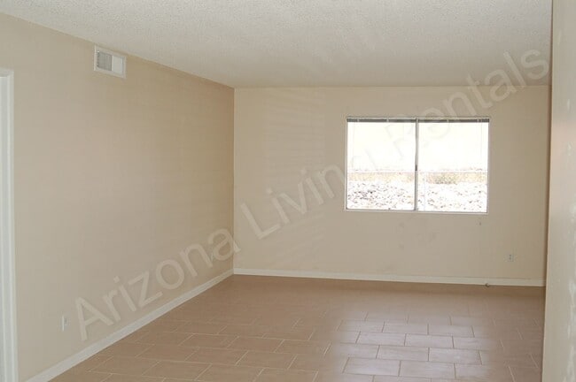 Building Photo - DELIGHTFUL 2 BEDROOM DUPLEX