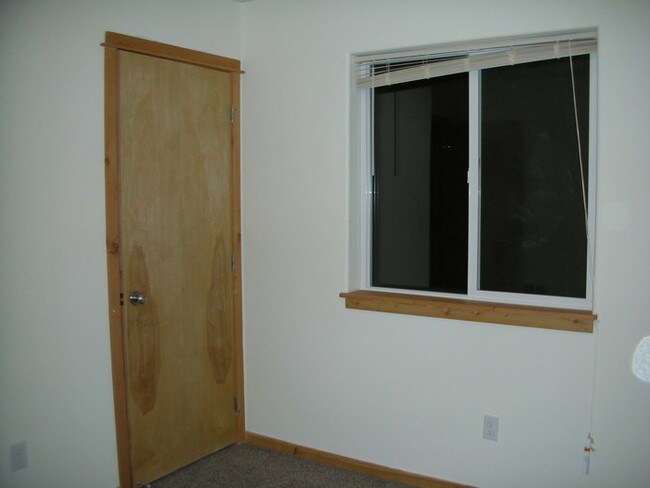 Building Photo - Pet Friendly 3 Bedroom on Indian Hills