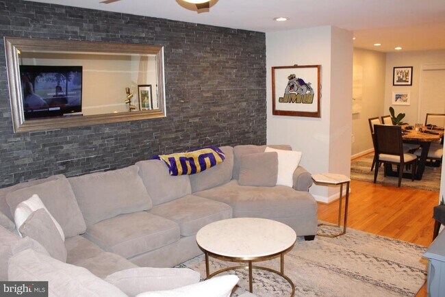 Foto del edificio - 3314 Spring Ln