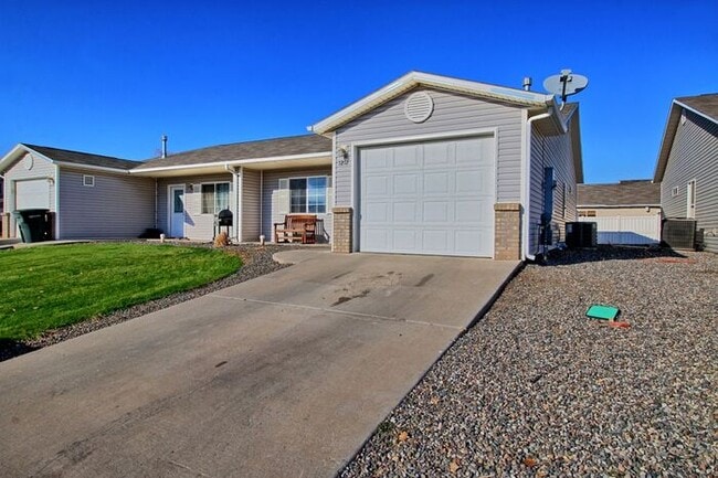 Building Photo - Charming 3 Bed, 2 Bath Townhome in Orchard...