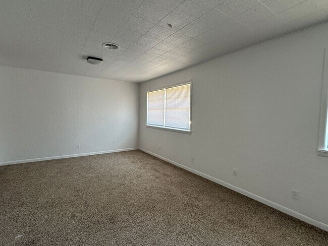 Building Photo - 14 NW 35th- Half off first months' rent!!